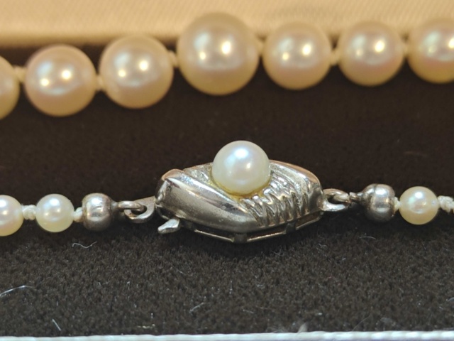 1130276-7 Pärlcollier 2 st tillv. JKa med lås i silver