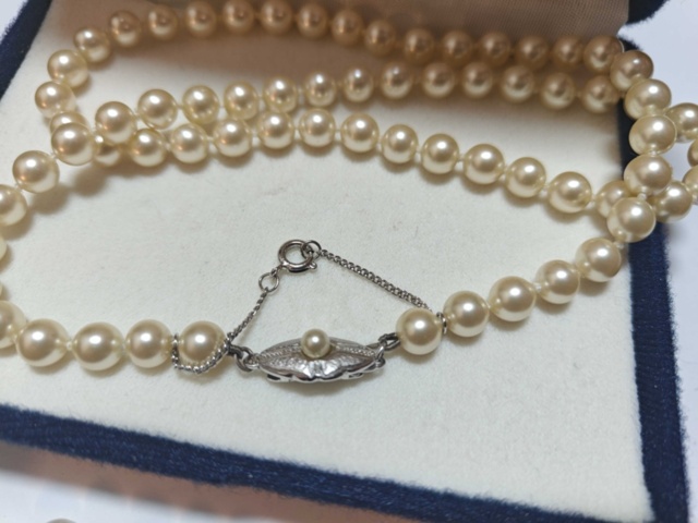 1130277-4 Pärlcollier 1 st samt halssmycke 1 st med Majorica pärlor