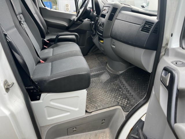 1401847-26 Mercedes-Benz Sprinter 316 CDI skåp baklift 2011