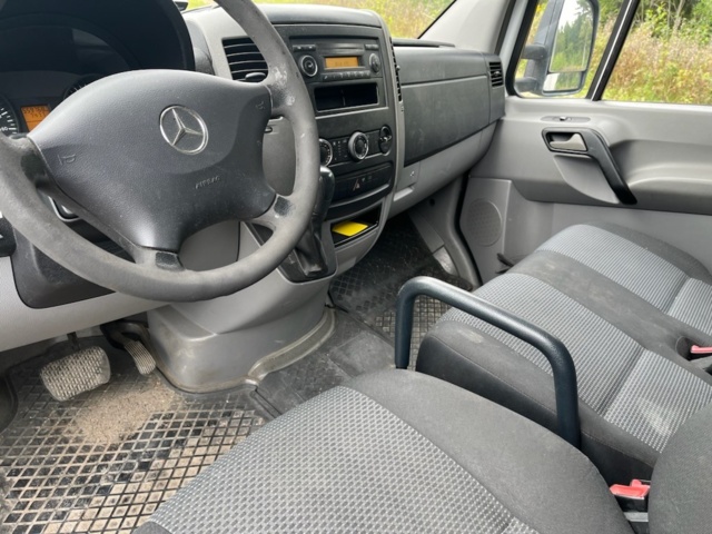1401847-24 Mercedes-Benz Sprinter 316 CDI skåp baklift 2011