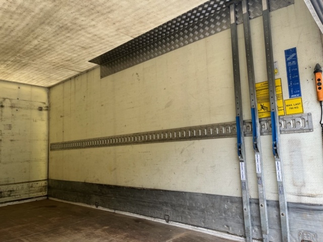 1401847-10 Mercedes-Benz Sprinter 316 CDI skåp baklift 2011