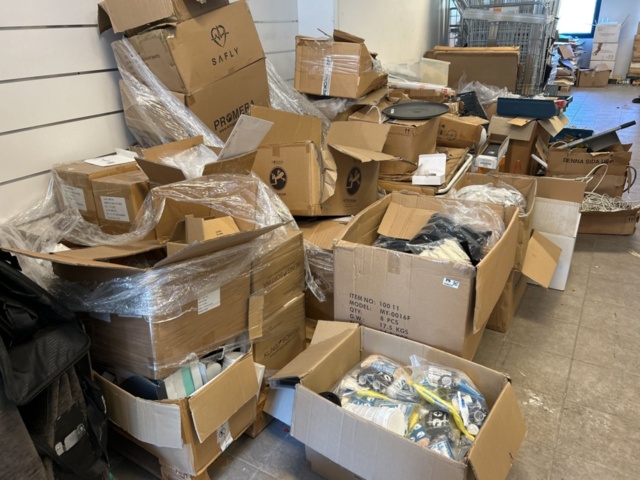 1296678-1 Wholesale of mixed goods and spare parts in cardboard boxes and plastic boxes