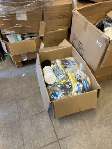 1296678-2 Wholesale of mixed goods and spare parts in cardboard boxes and plastic boxes