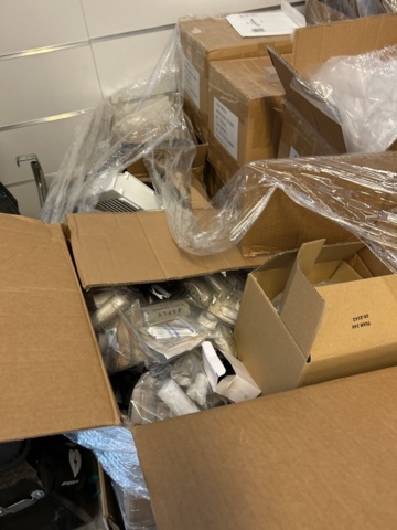 1296678-3 Wholesale of mixed goods and spare parts in cardboard boxes and plastic boxes