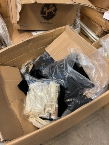 1296678-4 Wholesale of mixed goods and spare parts in cardboard boxes and plastic boxes