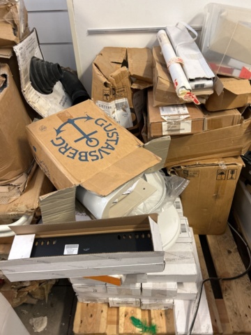 1296678-7 Wholesale of mixed goods and spare parts in cardboard boxes and plastic boxes