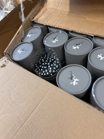 1296678-8 Wholesale of mixed goods and spare parts in cardboard boxes and plastic boxes