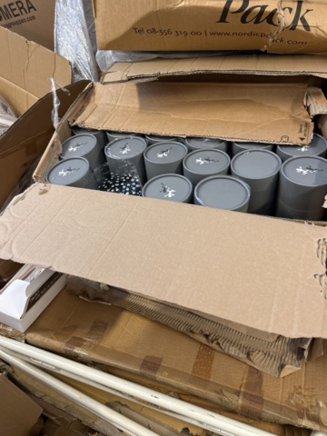 1296678-9 Wholesale of mixed goods and spare parts in cardboard boxes and plastic boxes