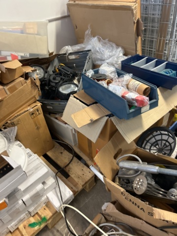 1296678-10 Wholesale of mixed goods and spare parts in cardboard boxes and plastic boxes