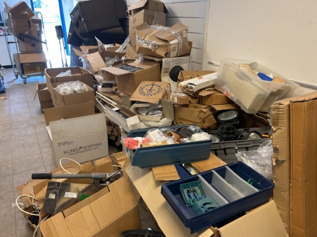 1296678-11 Wholesale of mixed goods and spare parts in cardboard boxes and plastic boxes