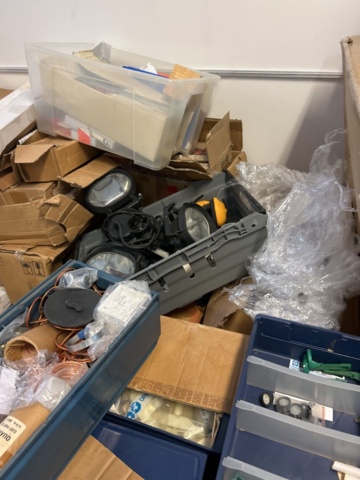 1296678-13 Wholesale of mixed goods and spare parts in cardboard boxes and plastic boxes