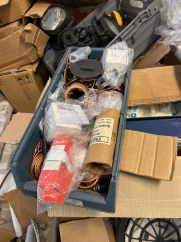 1296678-14 Wholesale of mixed goods and spare parts in cardboard boxes and plastic boxes