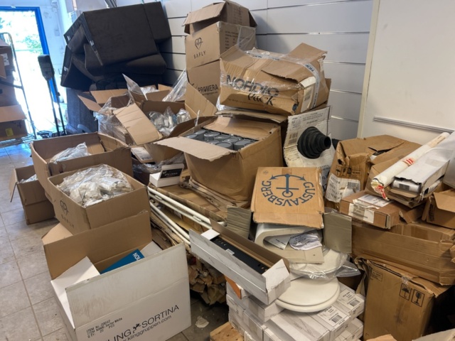 1296678-15 Wholesale of mixed goods and spare parts in cardboard boxes and plastic boxes