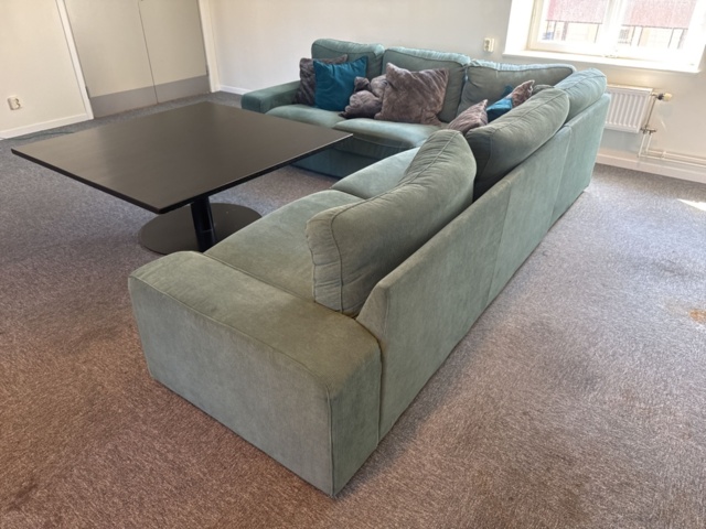 1355249-4 Soffa med bord