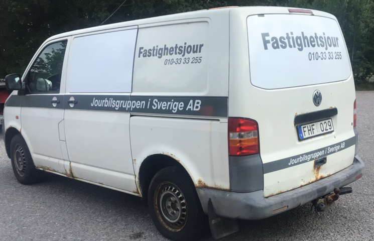 1332994-2 Volkswagen Transporter Kombi T30 2.5 TDI 4Motion Manual, 131hp, 2007 (Scratch object)