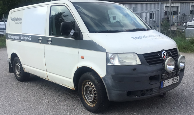 1332994-4 Volkswagen Transporter Kombi T30 2.5 TDI 4Motion Manual, 131hp, 2007 (Scratch object)