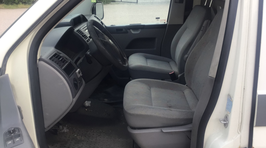 1332994-6 Volkswagen Transporter Kombi T30 2.5 TDI 4Motion Manual, 131hp, 2007 (Scratch object)