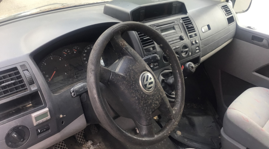 1332994-7 Volkswagen Transporter Kombi T30 2.5 TDI 4Motion Manual, 131hp, 2007 (Scratch object)