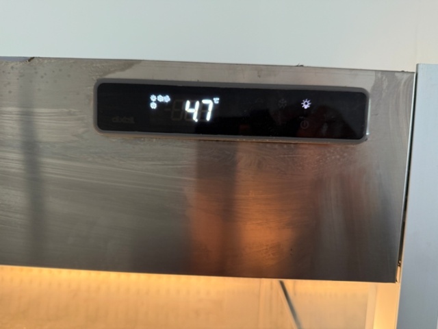 1176437-3 Väggkyl med nattgardin och ledbelysning, ca 100x65x195 cm