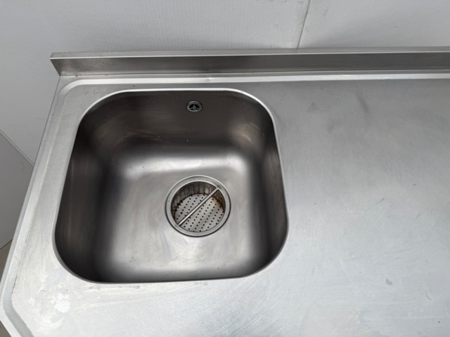 1176448-4 Diskbänk med stor ho, sil, kulventil och underhylla. Ca 100x70x90 cm