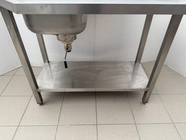 1176448-5 Diskbänk med stor ho, sil, kulventil och underhylla. Ca 100x70x90 cm