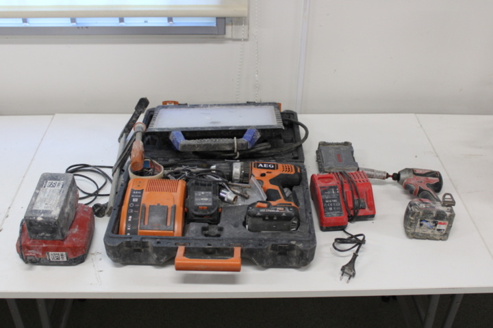 1356927-1 Borrmaskin, skruvdragare, batterier, laddare, lampa