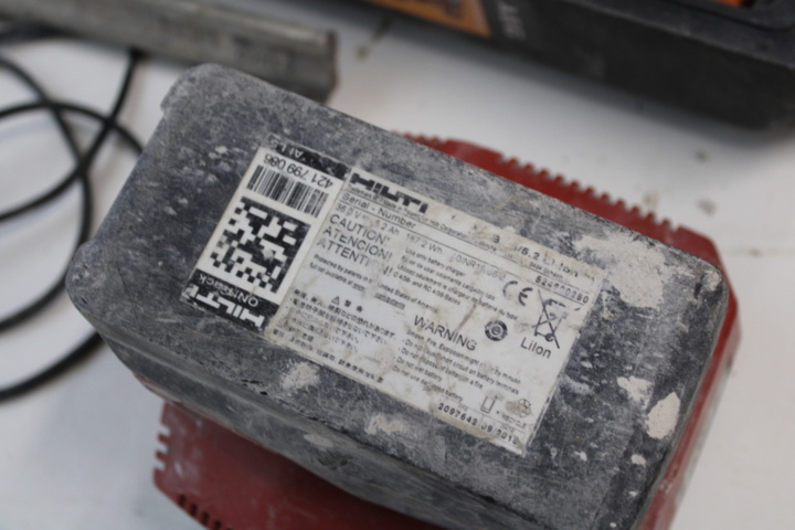 1356927-4 Borrmaskin, skruvdragare, batterier, laddare, lampa