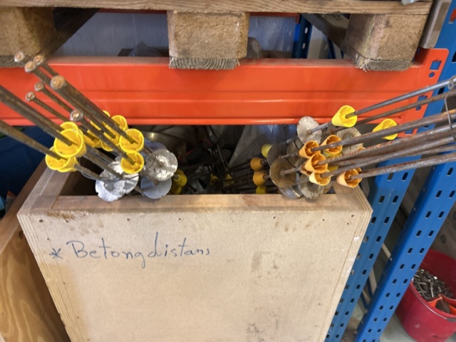 1383110-2 Samling med diverse distanser och tillbehör för betonggjutning