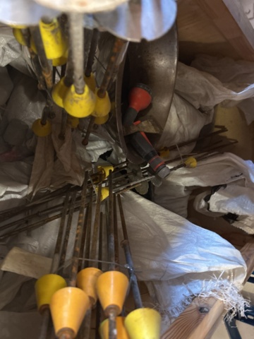 1383110-3 Samling med diverse distanser och tillbehör för betonggjutning