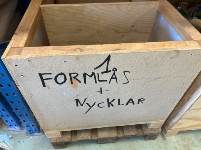 1383110-6 Samling med diverse distanser och tillbehör för betonggjutning