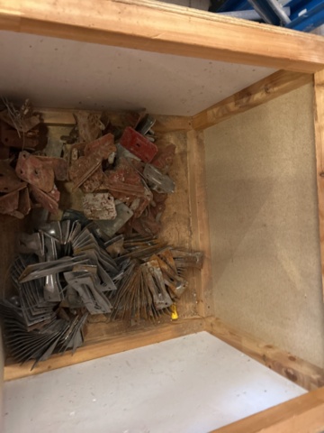 1383110-7 Samling med diverse distanser och tillbehör för betonggjutning