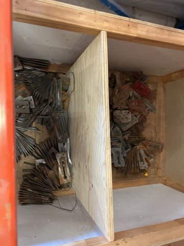 1383110-8 Samling med diverse distanser och tillbehör för betonggjutning