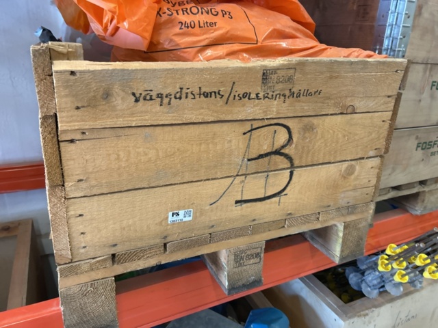 1383110-9 Samling med diverse distanser och tillbehör för betonggjutning