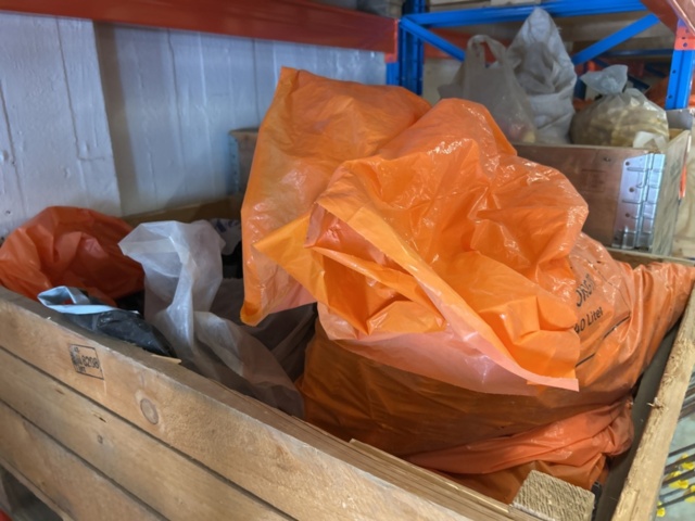 1383110-10 Samling med diverse distanser och tillbehör för betonggjutning