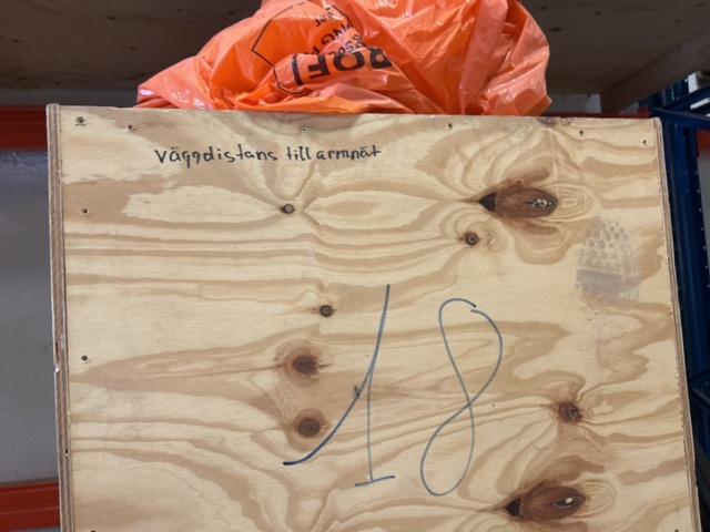 1383110-11 Samling med diverse distanser och tillbehör för betonggjutning