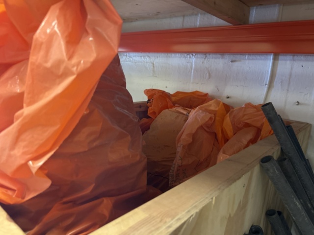 1383110-13 Samling med diverse distanser och tillbehör för betonggjutning