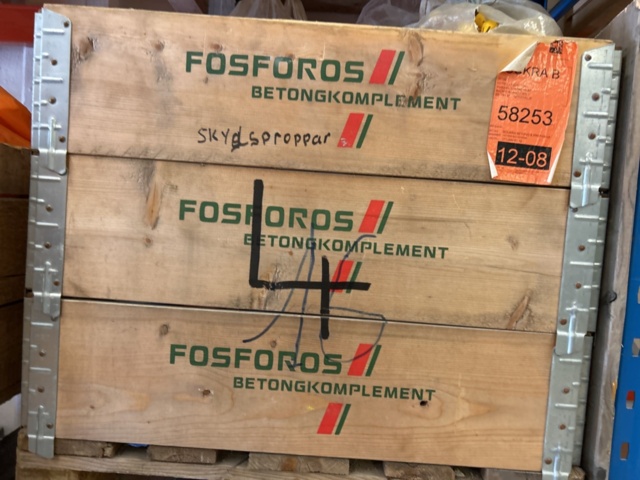 1383110-14 Samling med diverse distanser och tillbehör för betonggjutning