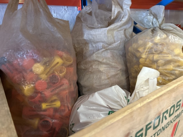 1383110-15 Samling med diverse distanser och tillbehör för betonggjutning