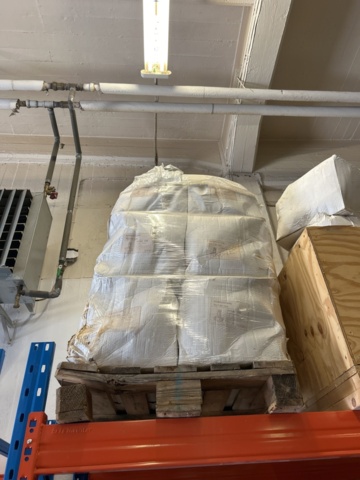 1383110-16 Samling med diverse distanser och tillbehör för betonggjutning