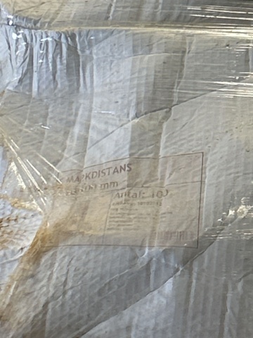 1383110-17 Samling med diverse distanser och tillbehör för betonggjutning