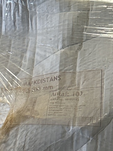 1383110-18 Samling med diverse distanser och tillbehör för betonggjutning