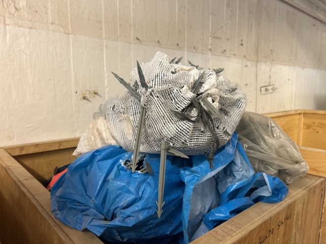 1383110-19 Samling med diverse distanser och tillbehör för betonggjutning