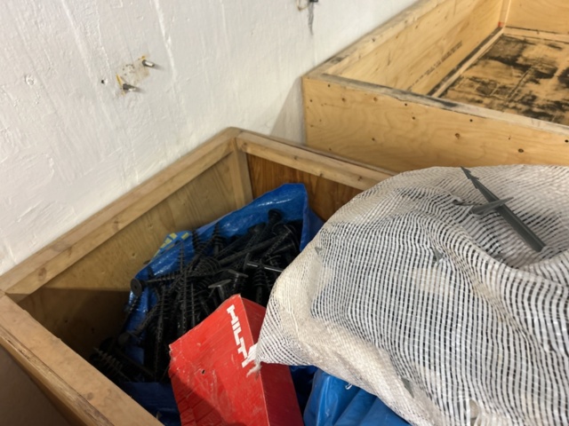 1383110-20 Samling med diverse distanser och tillbehör för betonggjutning