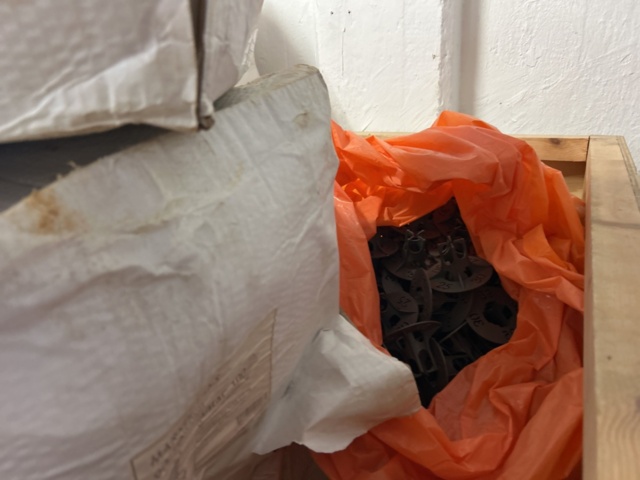 1383110-21 Samling med diverse distanser och tillbehör för betonggjutning