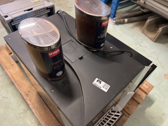 1383126-5 Coffee machine with milk cooler - WMF Presto