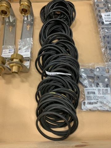 1094614-3 Vattenmätarkonsoler, tätningsringar & rörklammor