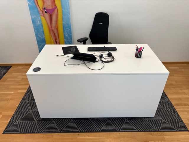 1356962-1 Skrivbord, kontorsstol, dataskärm, headset