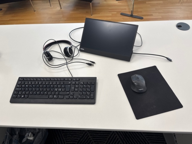 1356962-2 Skrivbord, kontorsstol, dataskärm, headset