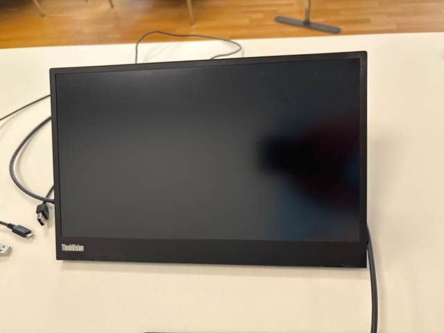 1356962-4 Skrivbord, kontorsstol, dataskärm, headset