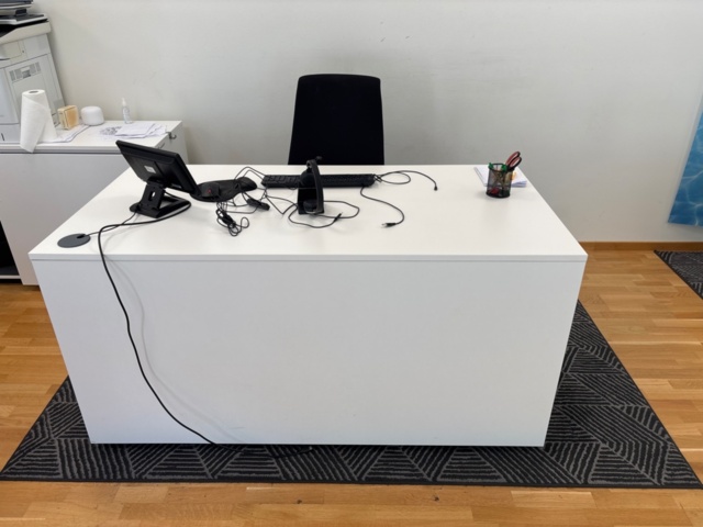 1356963-1 Skrivbord, kontorsstol, hurts, dataskärm, headset